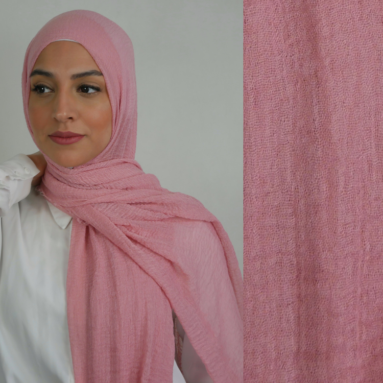 Hijab av bomull med kortare fransar längst sidorna. Hijab i färgen rosa