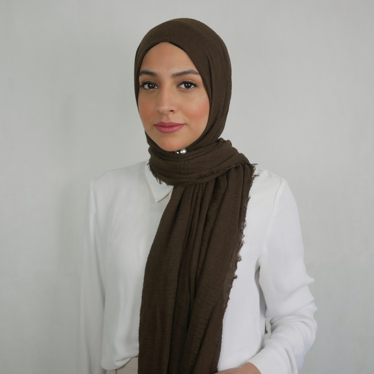 Hijab av bomull med kortare fransar längst sidorna. Hijab i färgen brun