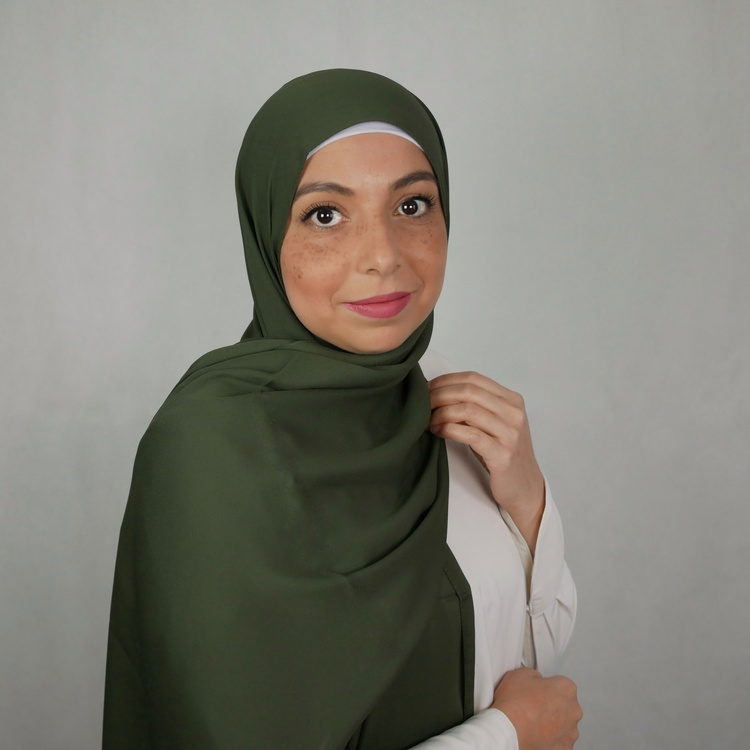 hijab i exklusivt chiffong tyg. Denna hijab är i lyxig crepe chiffong. hijab i färgen oliv