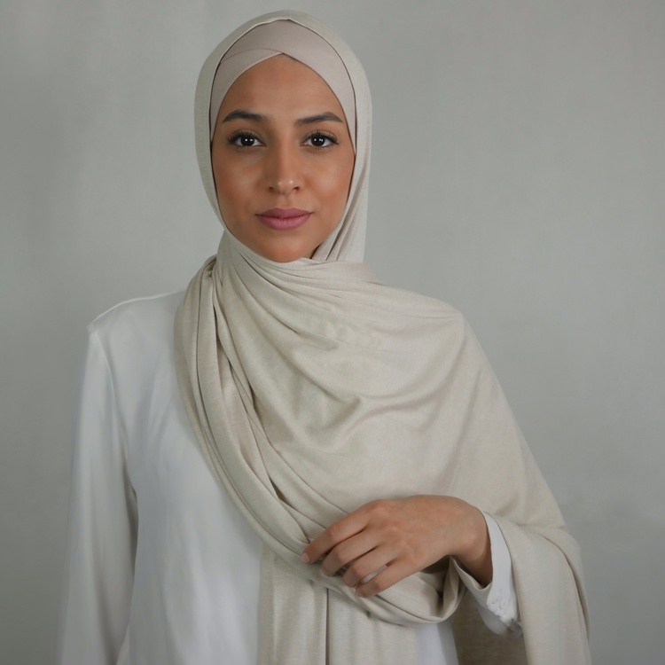 Jersey premium hijab i extra stor storlek. Denna Maxi storlek är 210 cm i längden och 85 cm i bredden. Mjukt och följsam hijab i Jersey och premium tyg