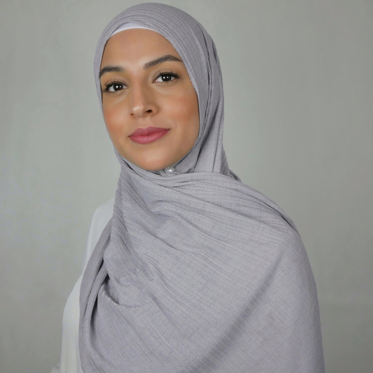Jersey hijab med en snygg ribbad struktur. Jersey hijab i grå färg