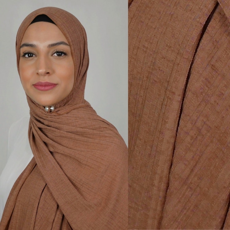 Jersey hijab med en snygg ribbad struktur. Jersey hijab i färgen brun