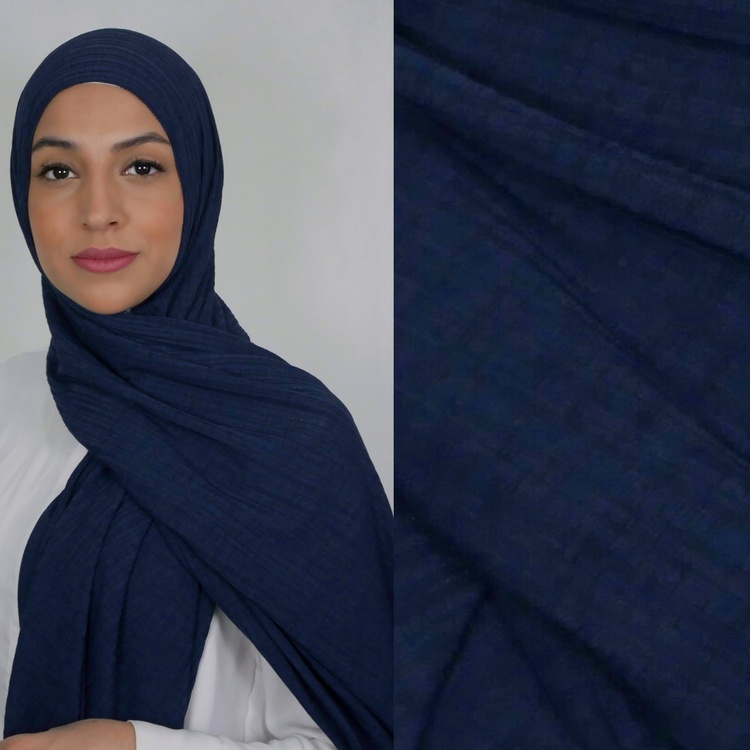 Jersey hijab med en snygg ribbad struktur. Jersey hijab i färgen navy, blå