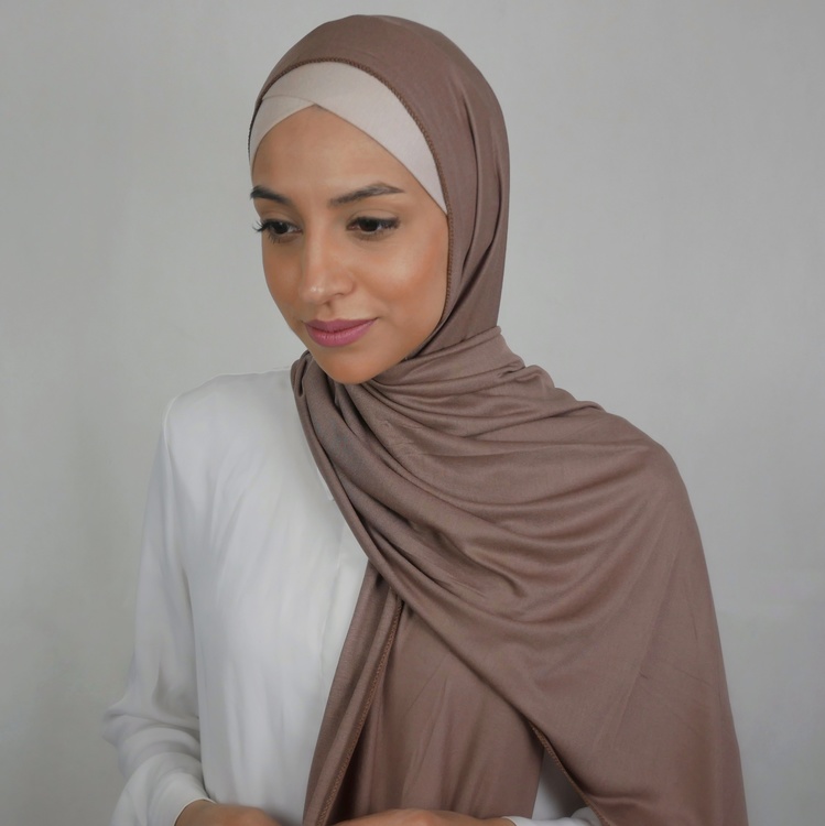 Klassisk hijab i Jersey i tyget viskos. Denna Jesey hijab är i färgen sable som är en brun nyans