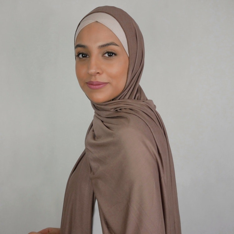 Klassisk hijab i Jersey i tyget viskos. Denna Jesey hijab är i färgen sable som är en brun nyans