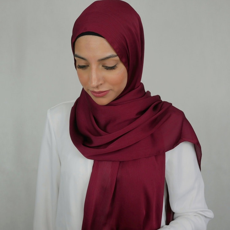 Glansig hijab med matt baksida så att den sitter på plats utan att glida. Halkfri hijab 2in1