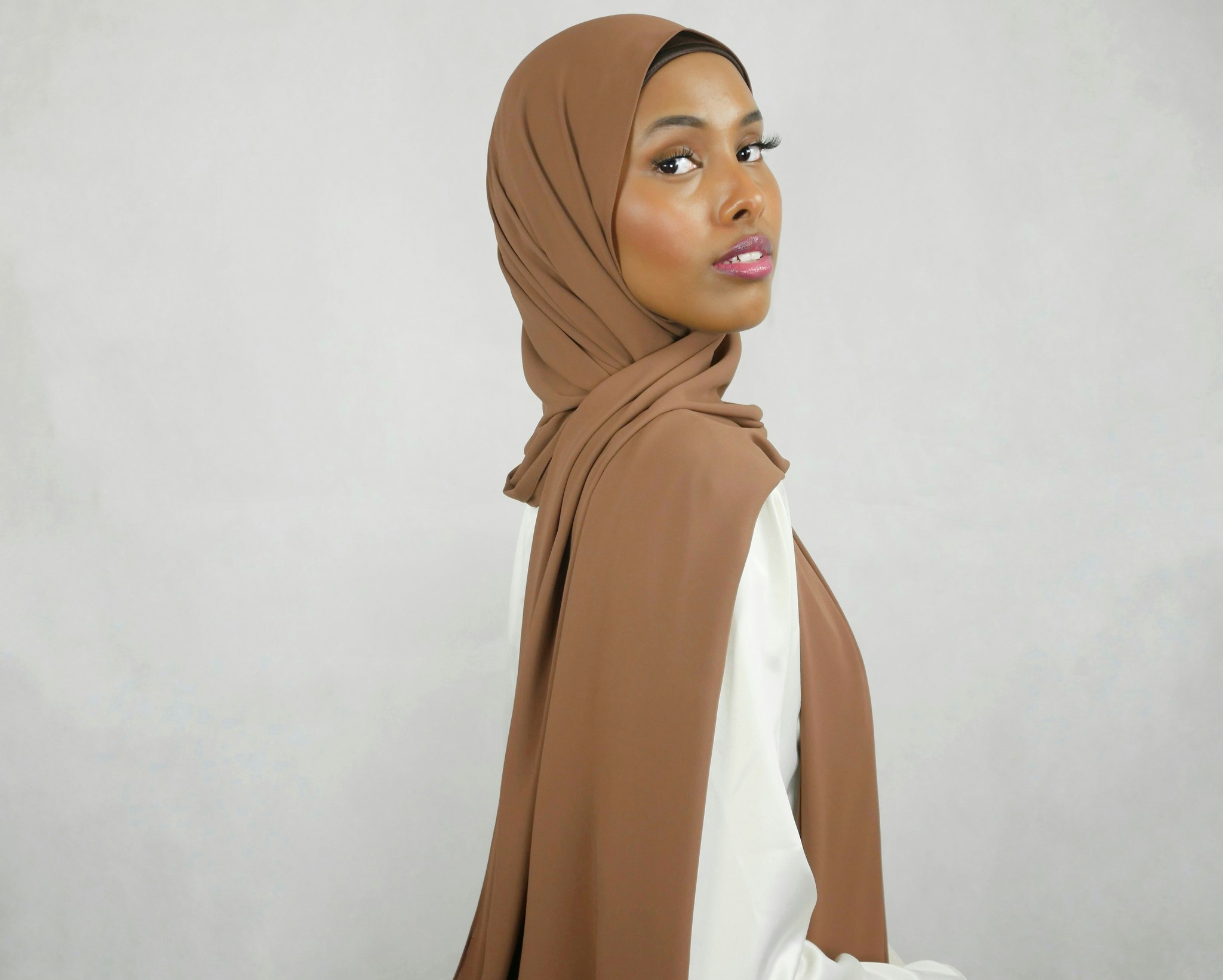 HIJAB MED MAGNET - Silk Chiffong - brun