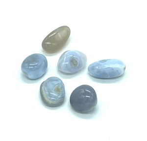 Blå Kalcedon - 1 Trumlad sten - Kvalitet B - 20-24 gram - Vi väljer sten