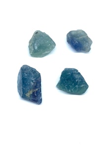 Blå Fluorit - 1 rå sten - 3-4 gram - Vi väljer sten