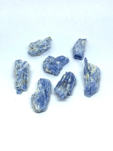 Kyanit - 1 Rå sten - 8-9 gram - Vi väljer sten