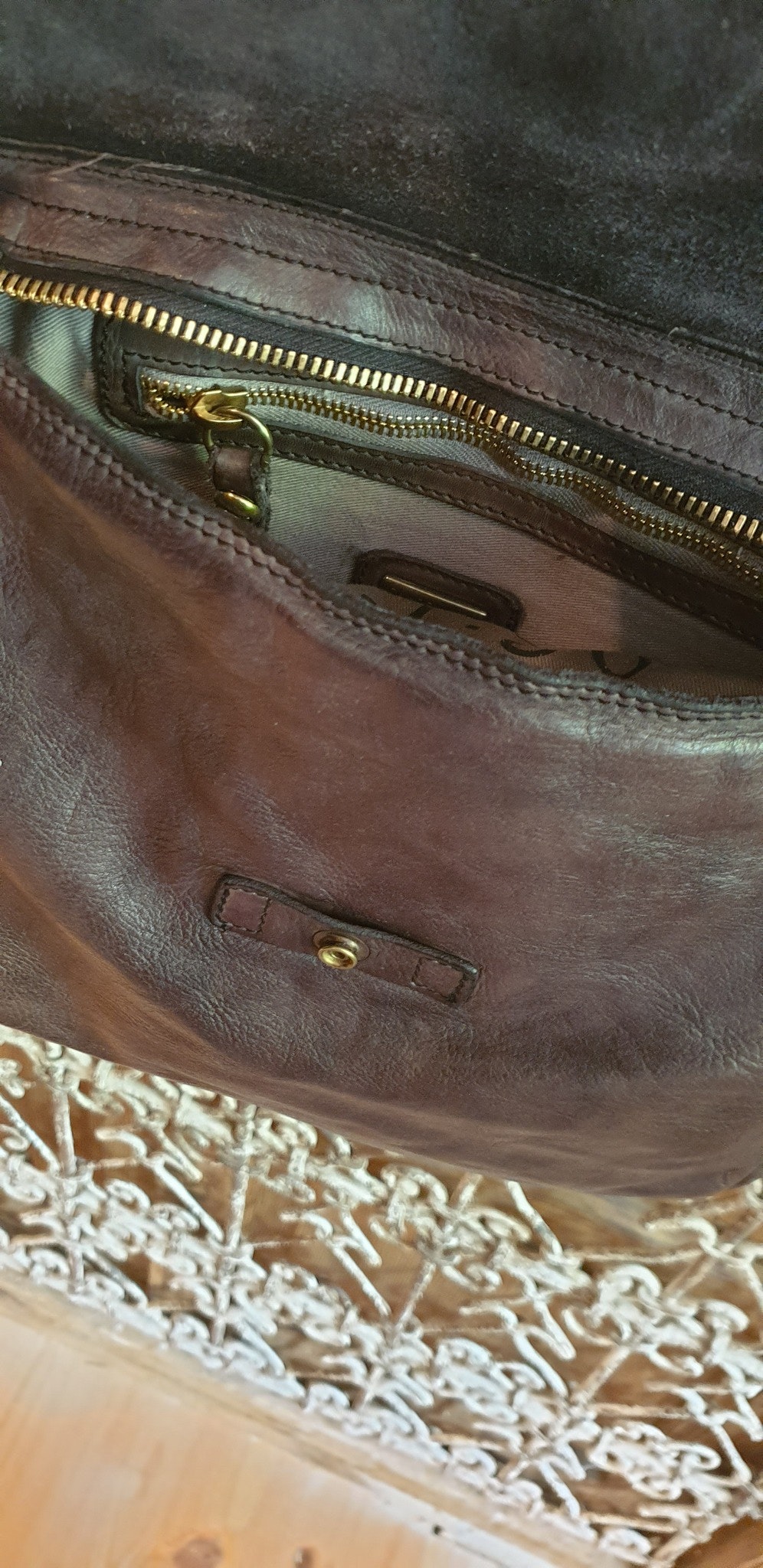 Bag med guld nitar