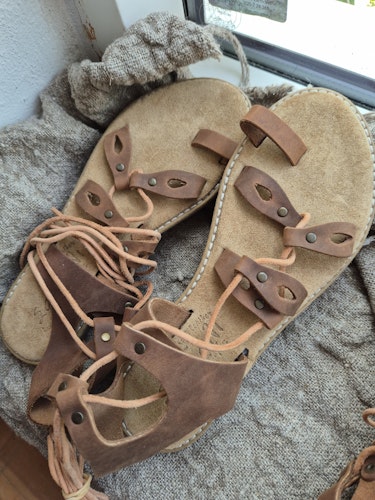 Handgjorda skinn sandaler med gummisula st 36
