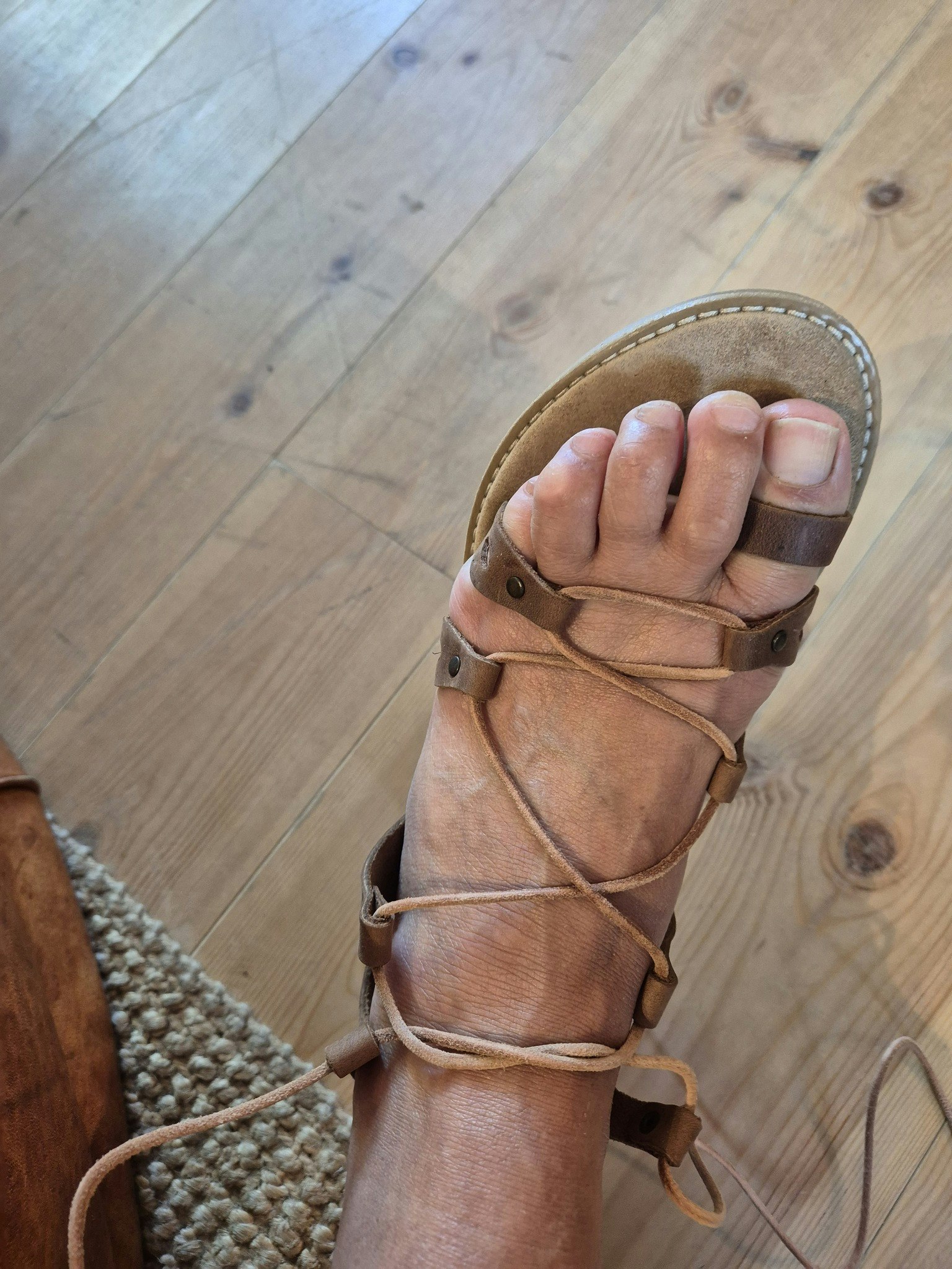Handgjorda skinn sandaler med gummisula st 37