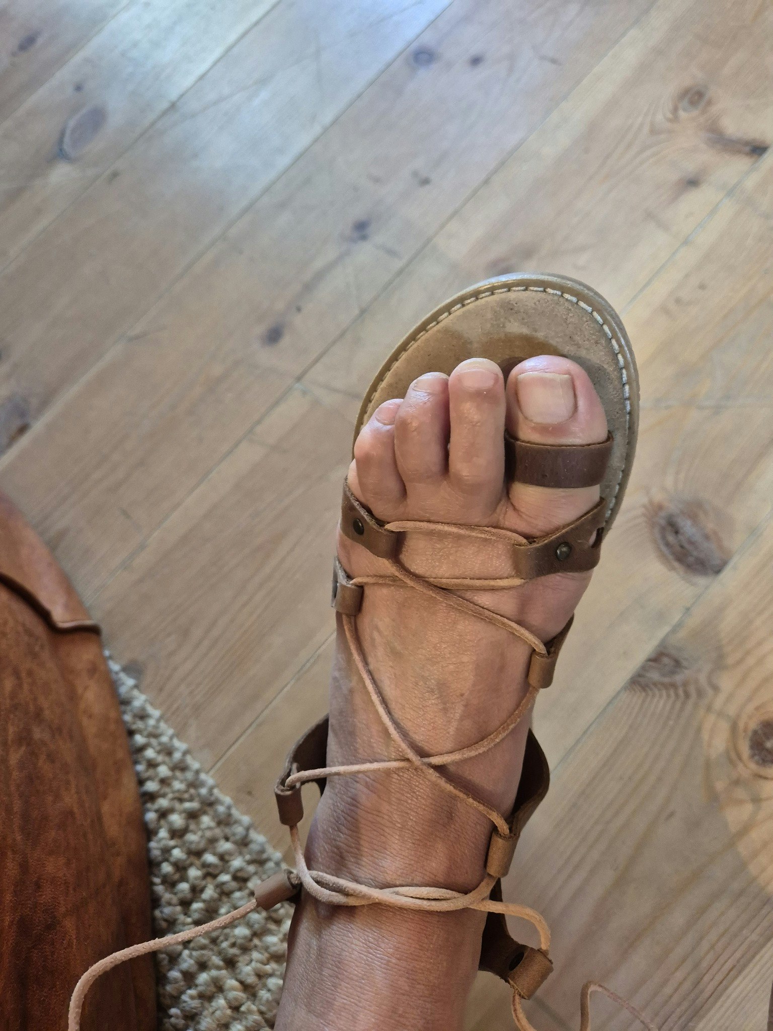 Handgjorda skinnsandaler med gummisula st 40