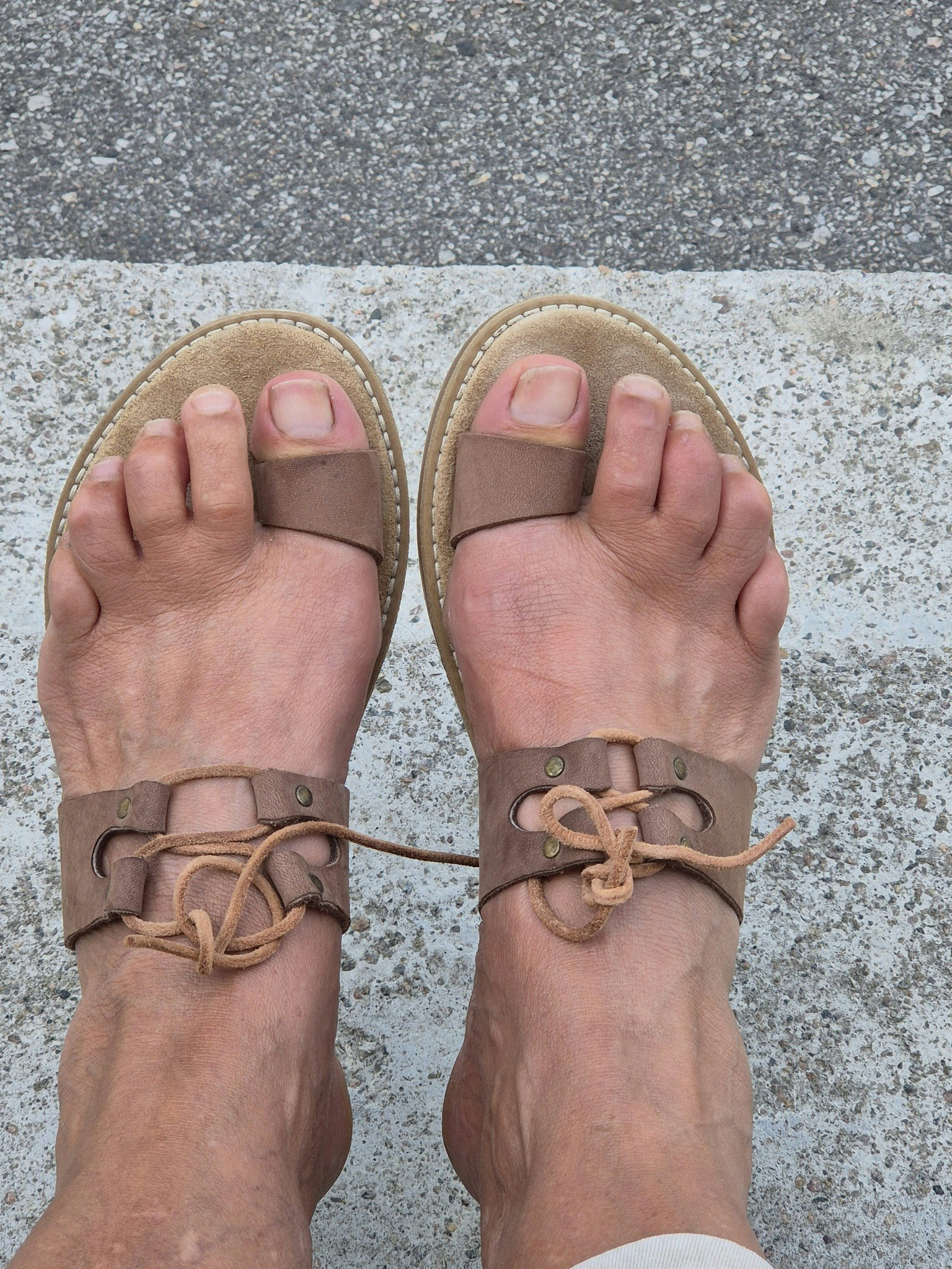 Handgjorda skinnsandaler med gummisula st 39