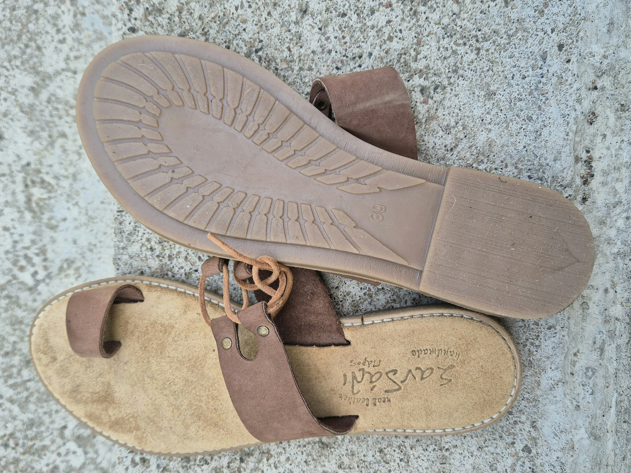 Handgjorda skinnsandaler med gummisula st 40
