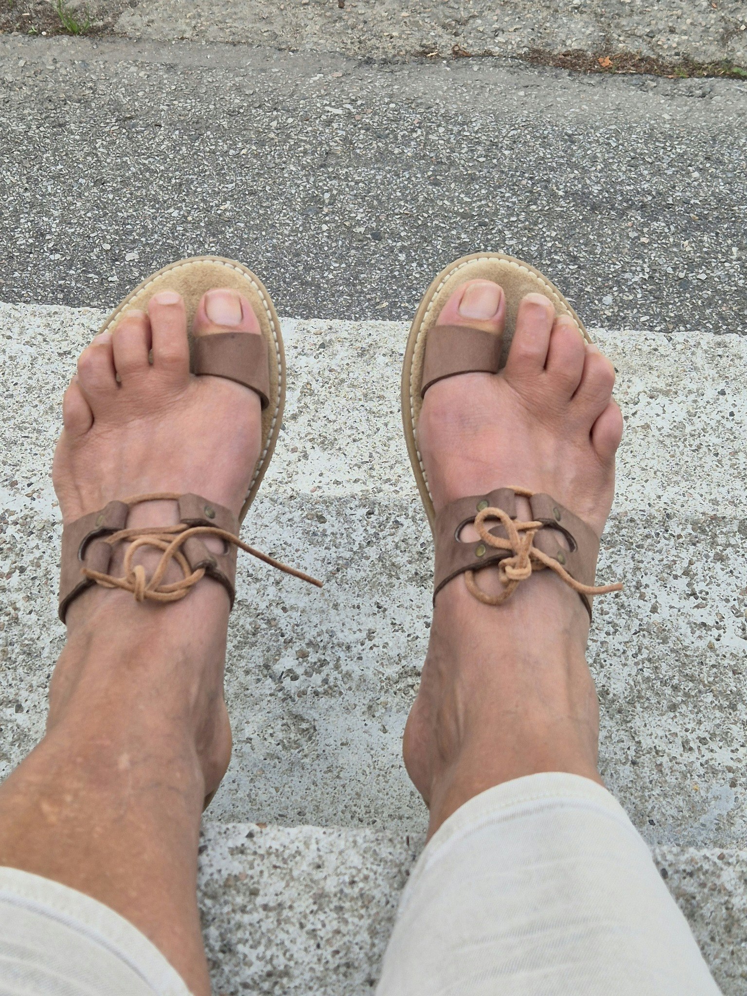 Handgjorda skinnsandaler med gummisula st 40