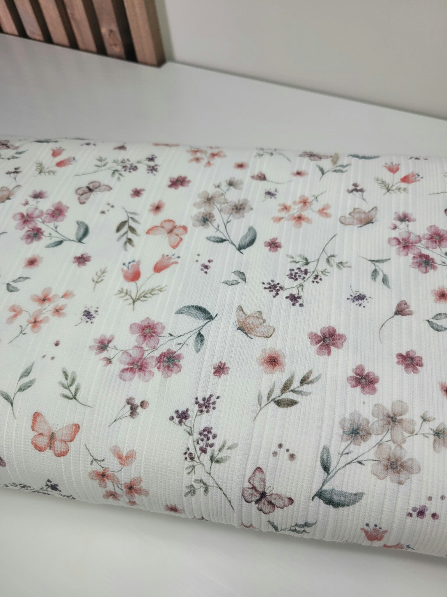 Floral Tiril white uregelmessig ribbjersey