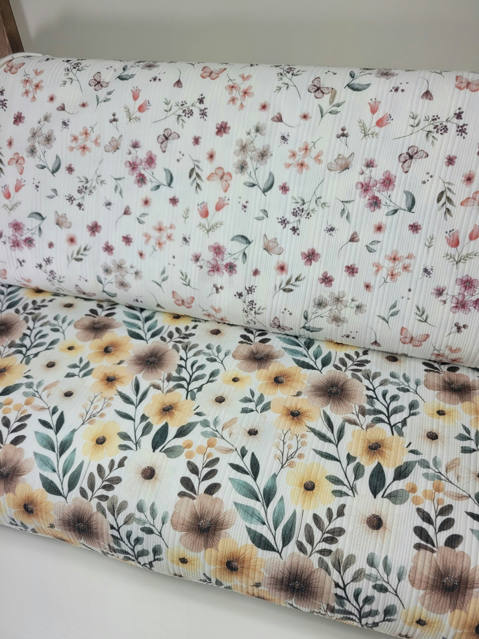 Floral Tiril white uregelmessig ribbjersey