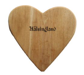 Vacker hjärtformad smörgåsbricka av björk med texten Hälsingland 19x19 cm