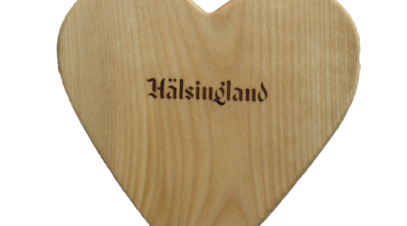 Vacker hjärtformad smörgåsbricka av björk med texten Hälsingland 19x19 cm