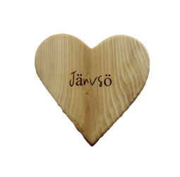 Vacker hjärtformad smörgåsbricka av björk med texten Järvsö 18x18 cm