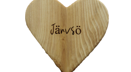 Vacker hjärtformad smörgåsbricka av björk med texten Järvsö 18x18 cm