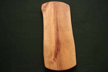 Unik björkskärbräda med svängda kortsidor 44x16 cm