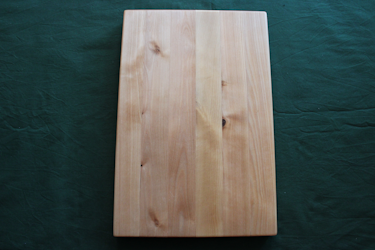 Rejäl klassisk stavlimmad björkskärbräda  39x26 cm