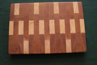 Mönstrad ändträskärbräda av björk och furu 31x22 cm