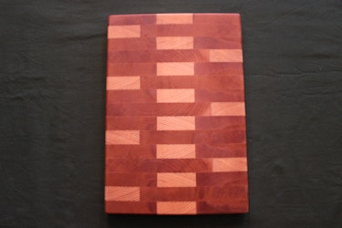 Mönstrad ändträskärbräda av björk och furu 31x22 cm
