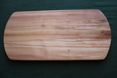 Serveringsfat av lätt rötad björk 37x17 cm