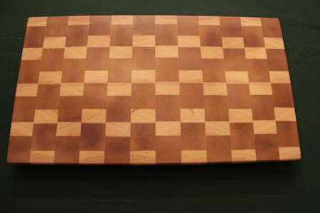 Mönstrad ändträskärbräda av björk och furu 46x26 cm