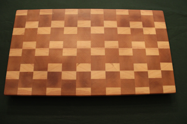 Mönstrad ändträskärbräda av björk och furu 46x26 cm