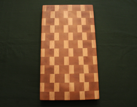 Mönstrad ändträskärbräda av björk och furu 46x26 cm