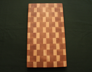 Mönstrad ändträskärbräda av björk och furu 46x26 cm