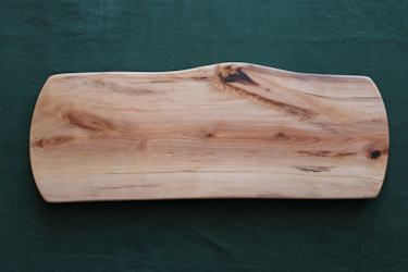 Naturligt handgjort serveringsfat av björk 40x14 cm
