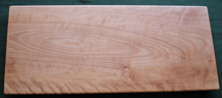 Vacker björkskärbräda med vinklade sidor  53x23 cm
