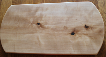 Björkskärbräda med naturliga kanter och rundade kortsidor 43x22 cm