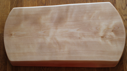 Björkskärbräda med naturliga kanter och rundade kortsidor 43x22 cm