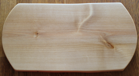 Homogen björkskärbräda med naturliga långsidor  39x19 cm