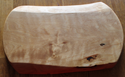 Unik flambjörkskärbräda med svängda kortsidor 34x20 cm