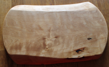 Unik flambjörkskärbräda med svängda kortsidor 34x20 cm