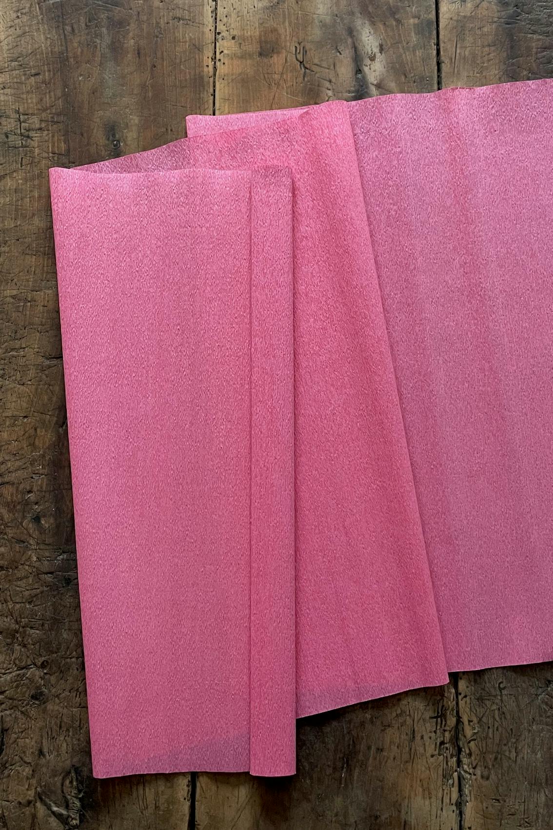 Kräppapper 90 g i nyansen rosa (390) från Ljuva Drömmar.