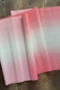 Tvåfärgat kräppapper 180 g i nyansen rosa (600/4) från Ljuva Drömmar.