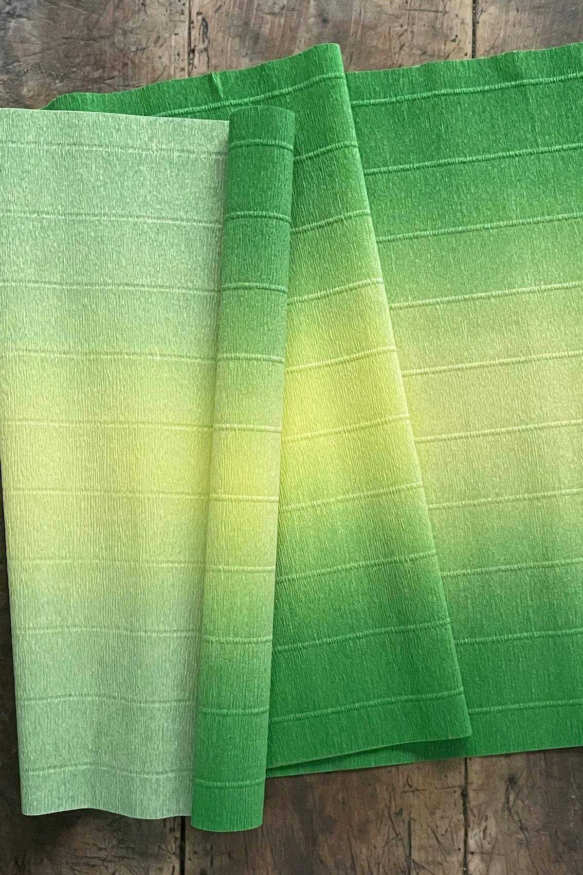 Tvåfärgat kräppapper 180 g i nyansen grön (600/5) från Ljuva Drömmar.