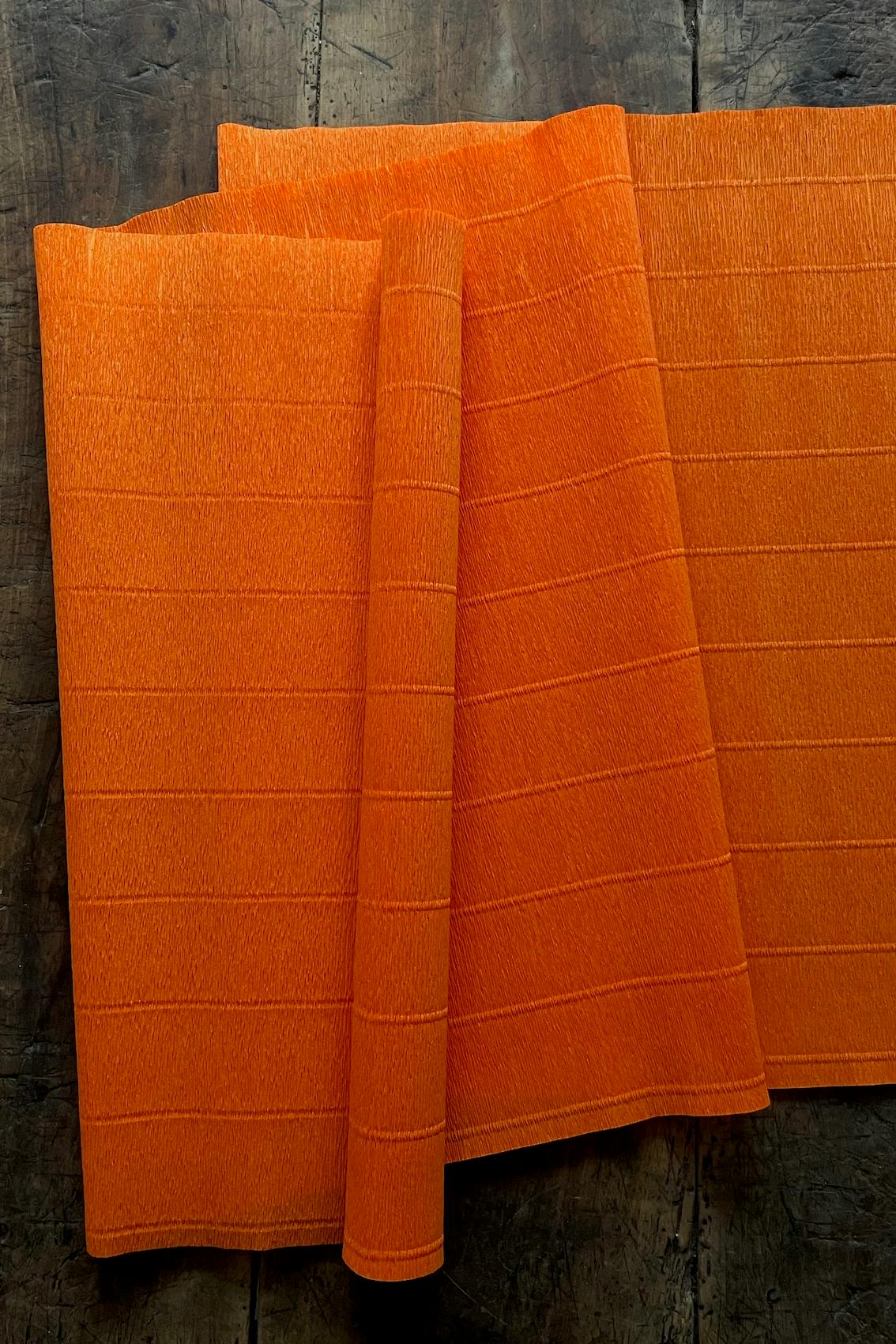 Kräppapper 180 g i nyansen ljus orange (20E2) från Ljuva Drömmar.