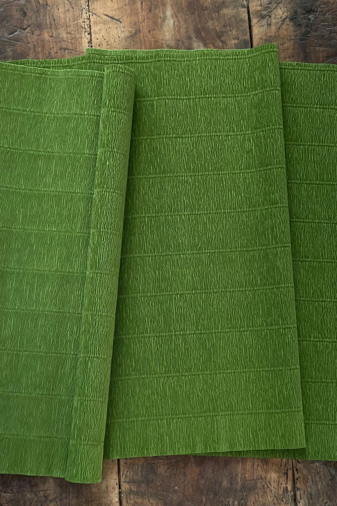 Kräppapper 180 g i nyansen dov grön (622) från Ljuva Drömmar.
