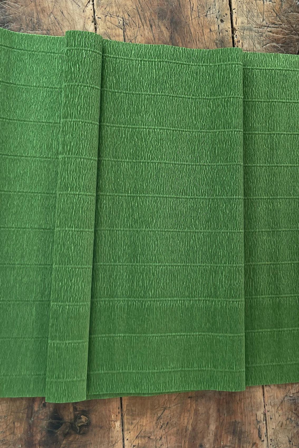 Kräppapper 180 g i nyansen bladgrön (591) från Ljuva Drömmar.