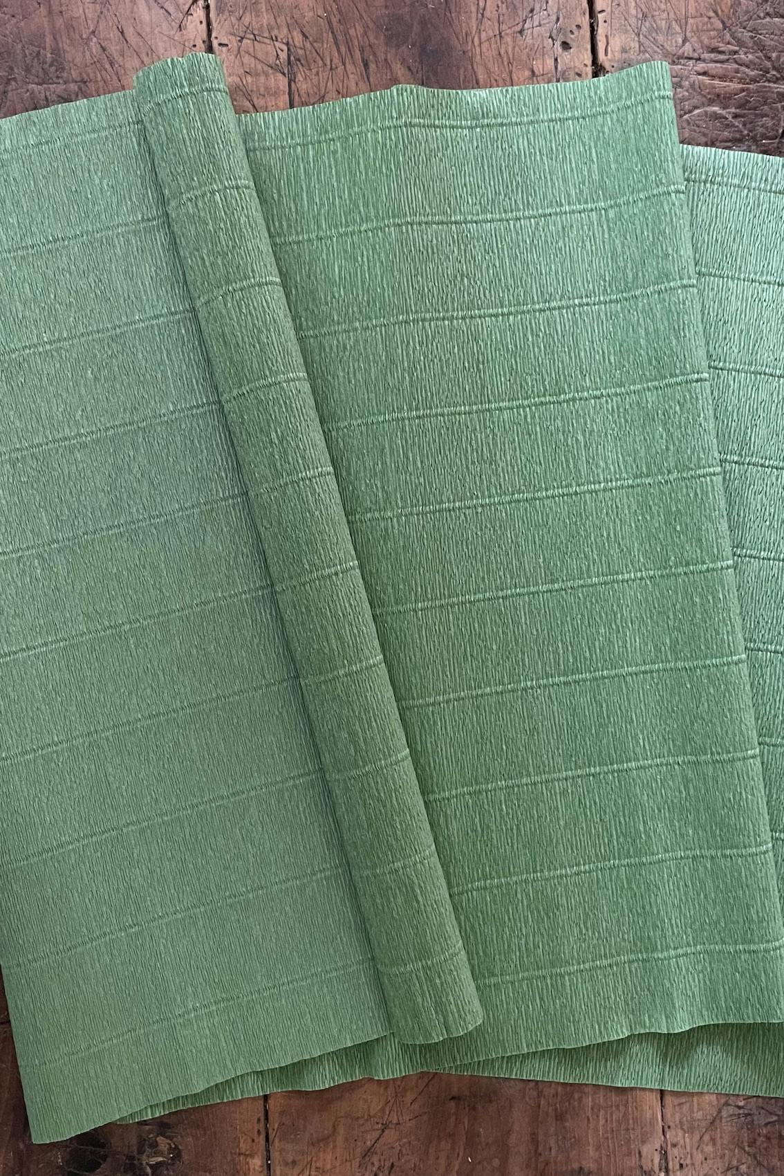 Kräppapper 180 g i nyansen dov ljusgrön (562) från Ljuva Drömmar.